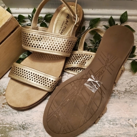 Kenneth Cole Reaction Gold Flat Leather Sandals - Picture 3 of 7